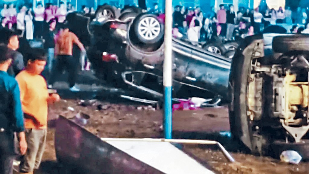 海南省瓊中市爆發示威,農民掀翻多輛車。