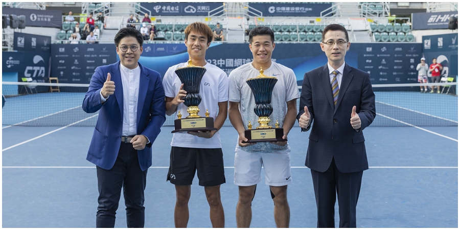 港將黃俊鏗(右2)與王康傑(左2)於網球中巡賽香港站贏得男雙冠軍。公關圖片
