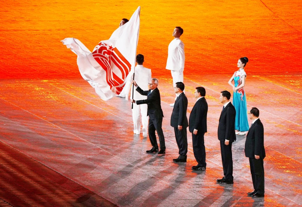 第十五屆全運會閉幕,李家超傳遞會旗。 汪旭峰攝 第十五屆全運會閉幕,李家超傳遞會旗。 汪旭峰攝