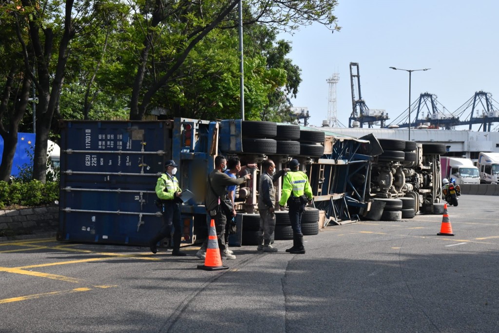 貨櫃車翻側橫亙路上。徐裕民攝