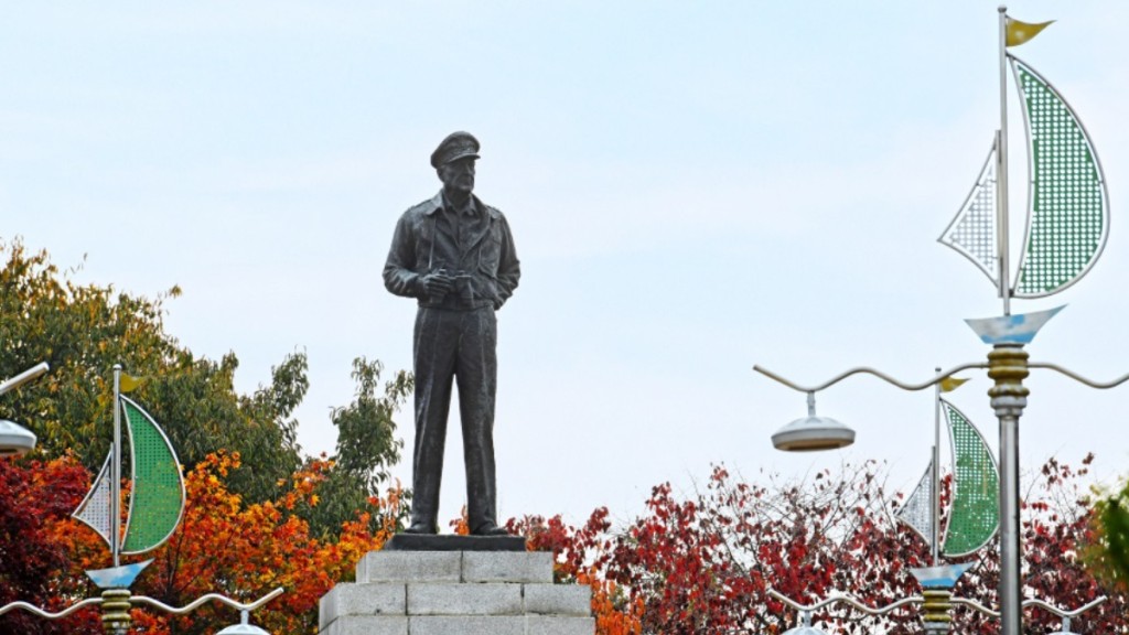 南韓仁川自由公園另有麥克阿瑟的紀念銅像。（網上圖片）