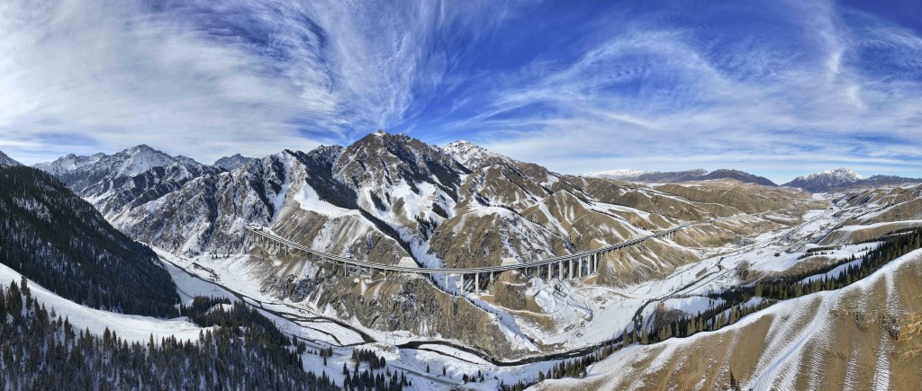 界最長高速公路隧道「天山勝利隧道」昨日正式通車。新華社