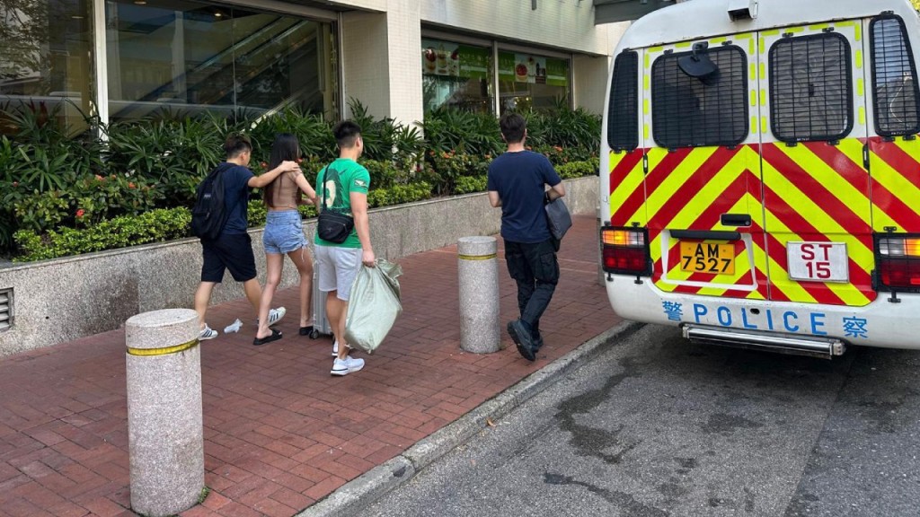 警方夥入境處荃灣沙田掃黃 拘10名內地女。警方圖片