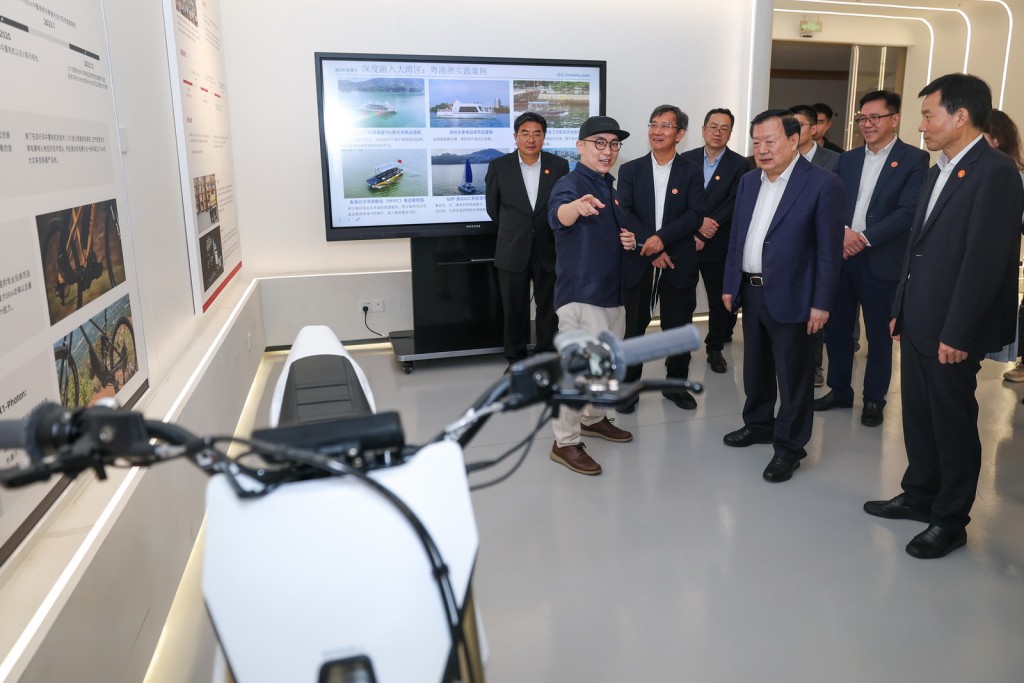 夏寶龍在松山湖國際機器人產業基地調研。 夏寶龍在松山湖國際機器人產業基地調研。