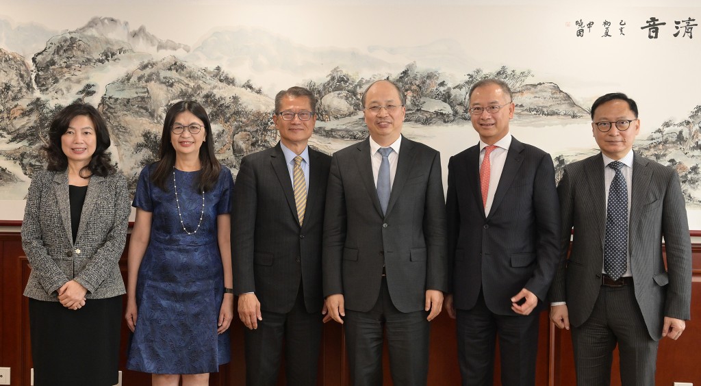陳茂波與中國證券監督管理委員會主席易會滿會面，探討加強在金融方面的協調和合作。陳茂波網誌