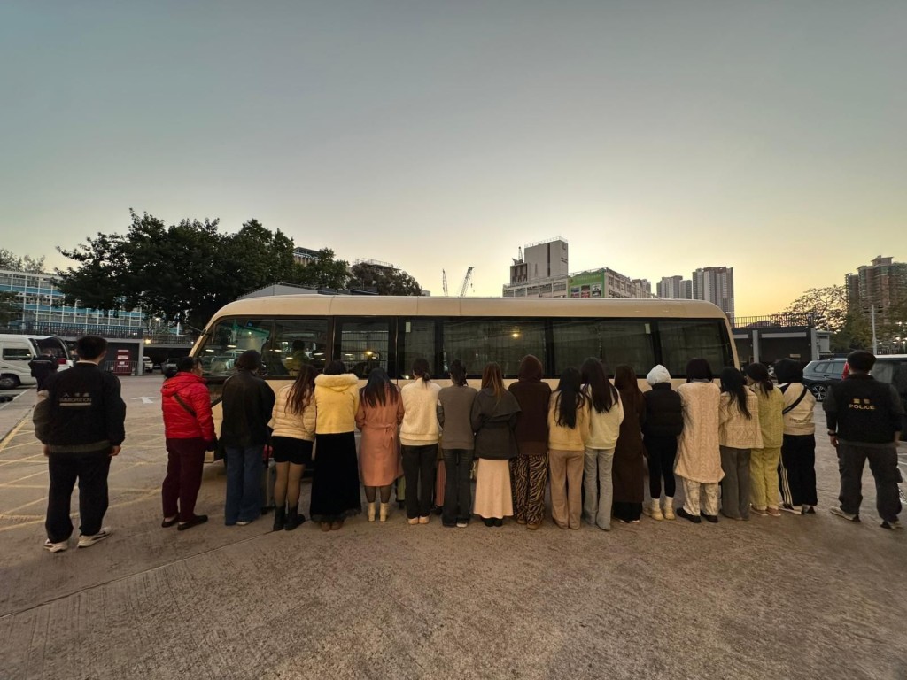 被捕女子帶署調查。