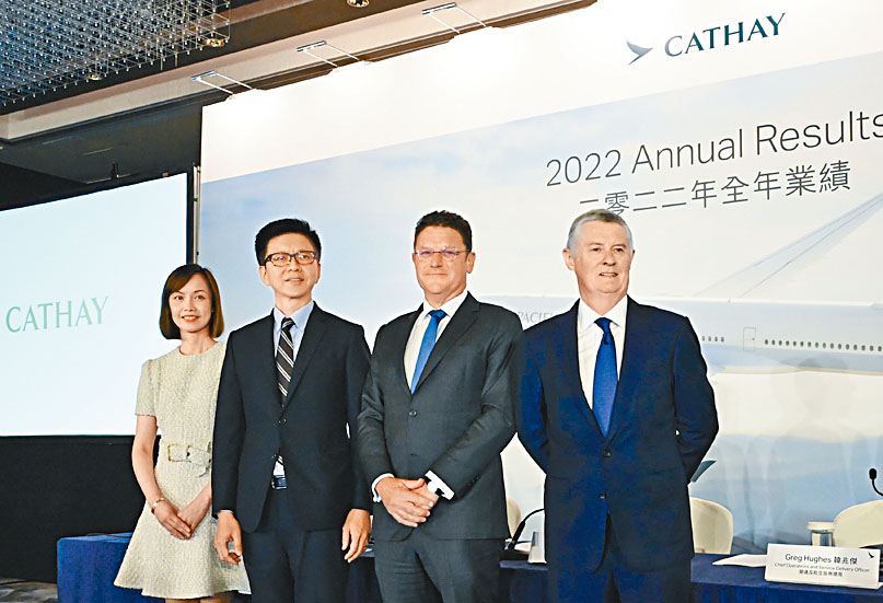 國泰航空行政總裁林紹波(左二)表示,對今年航空業表現樂觀。