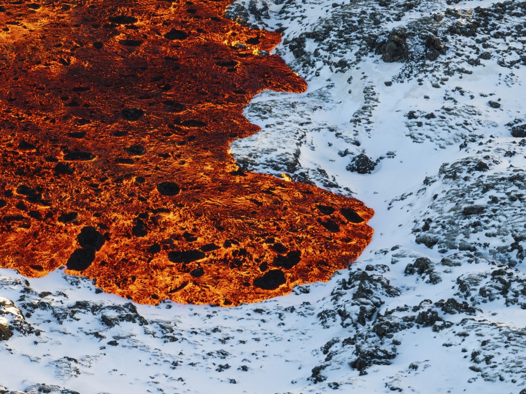 岩浆染红雪地。美联社