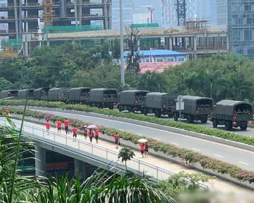 有市民在前日拍到武警车队在深圳集结的画面。　网图