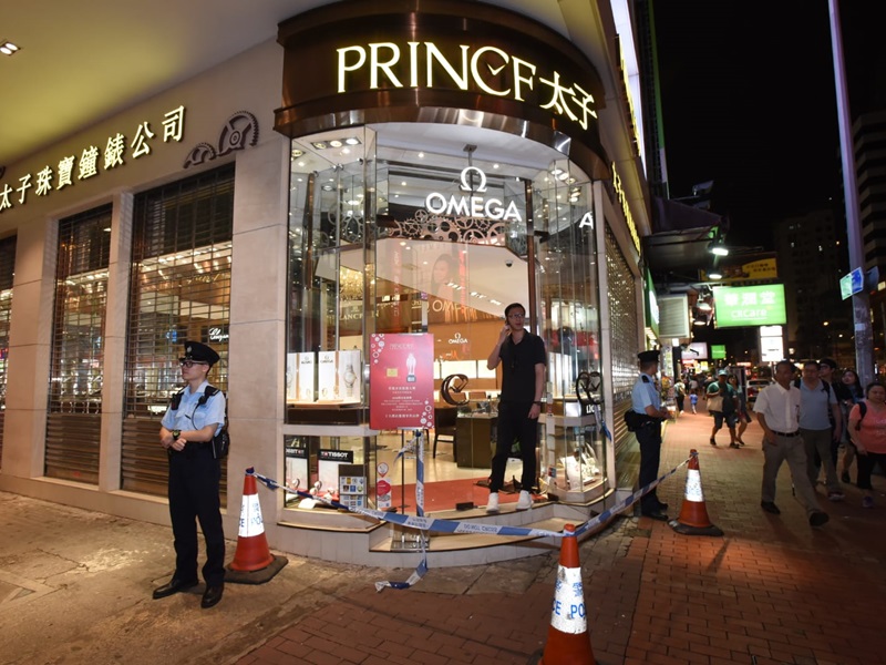 警方封鎖涉事珠寶行調查。