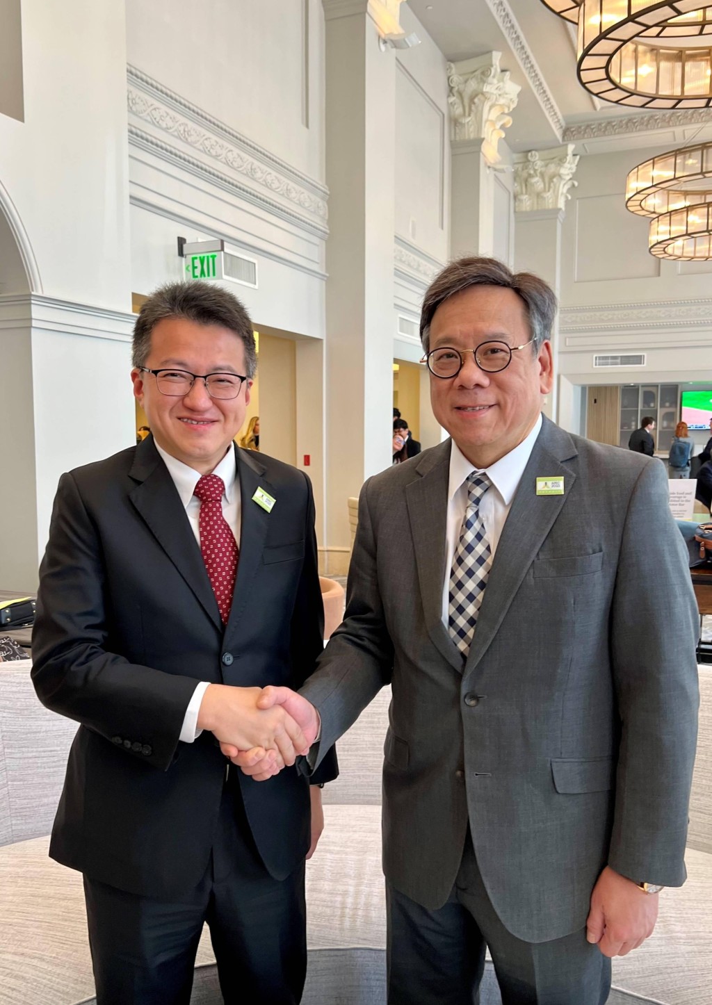 丘應樺與馬來西亞投資、貿易及工業部副部長劉鎮東（左）會面，就彼此關注的議題交換意見。政府新聞網圖片
