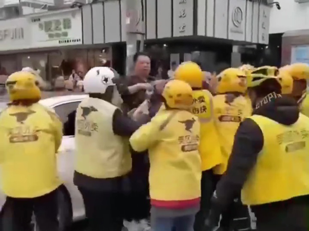 美團方稱,當時平治車主拿起水杯向外賣員潑水,圍觀外賣員只是搶奪水杯,並未出手打人。