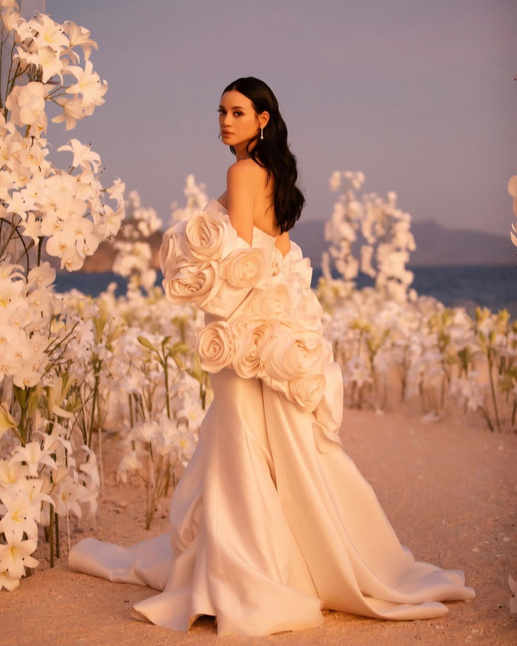 林恬儿穿上的婚纱来自台湾品牌Nicole + Felicia。