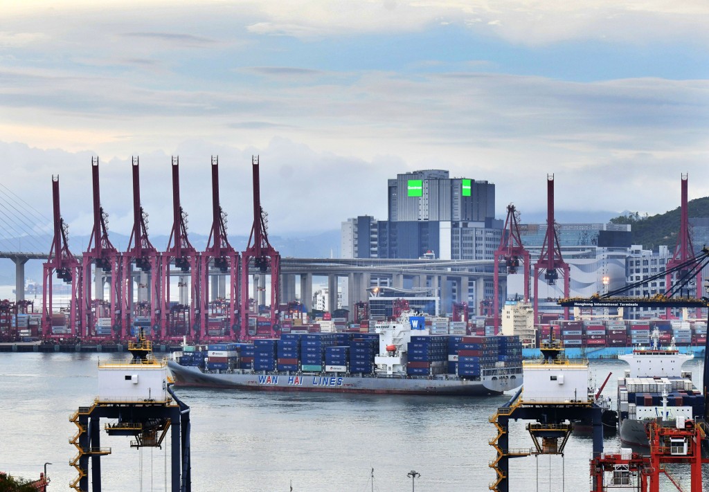 二零二五年十一月份錄得有形貿易逆差485億元，相等於商品進口貨值的9.4%。