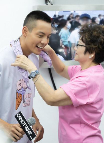 經常帶同媽咪一同出席活動。
