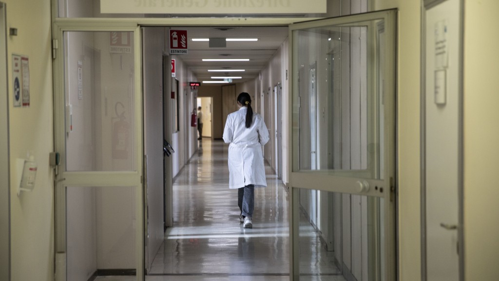 英國一名護士被揭在院內與同事發生性關係等多項行為不當。 路透社示意圖