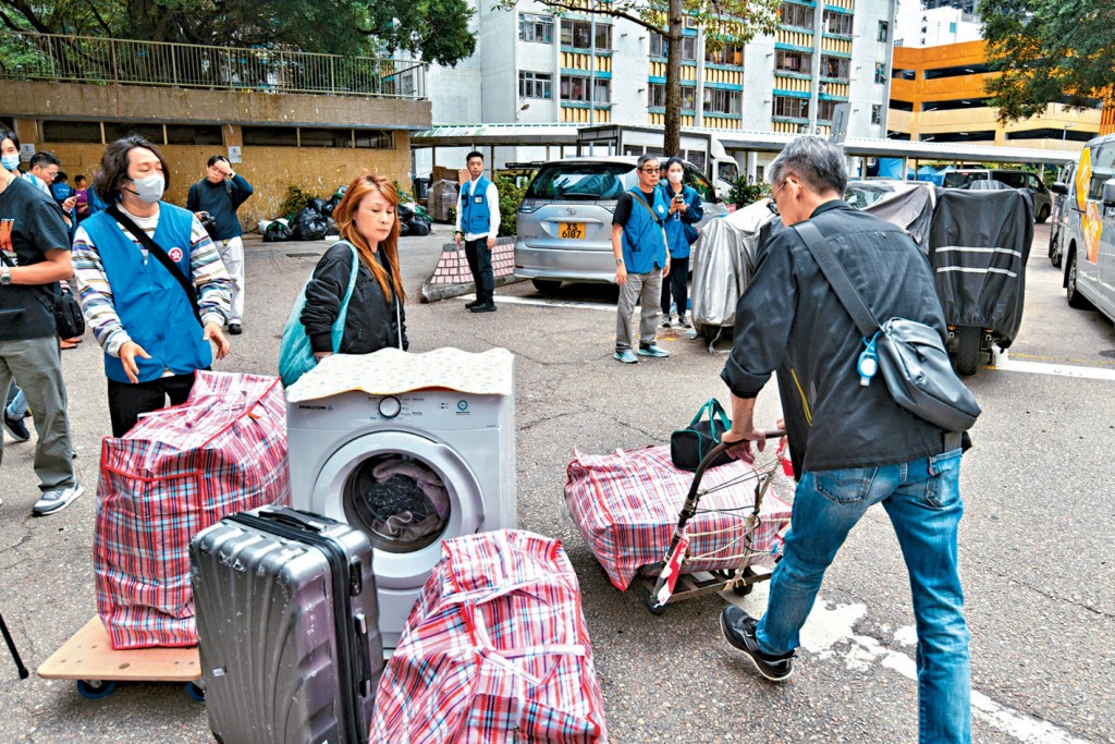 宏志閣居民昨日獲准回家收拾貴重物品，有居民更將家中洗衣機搬走。