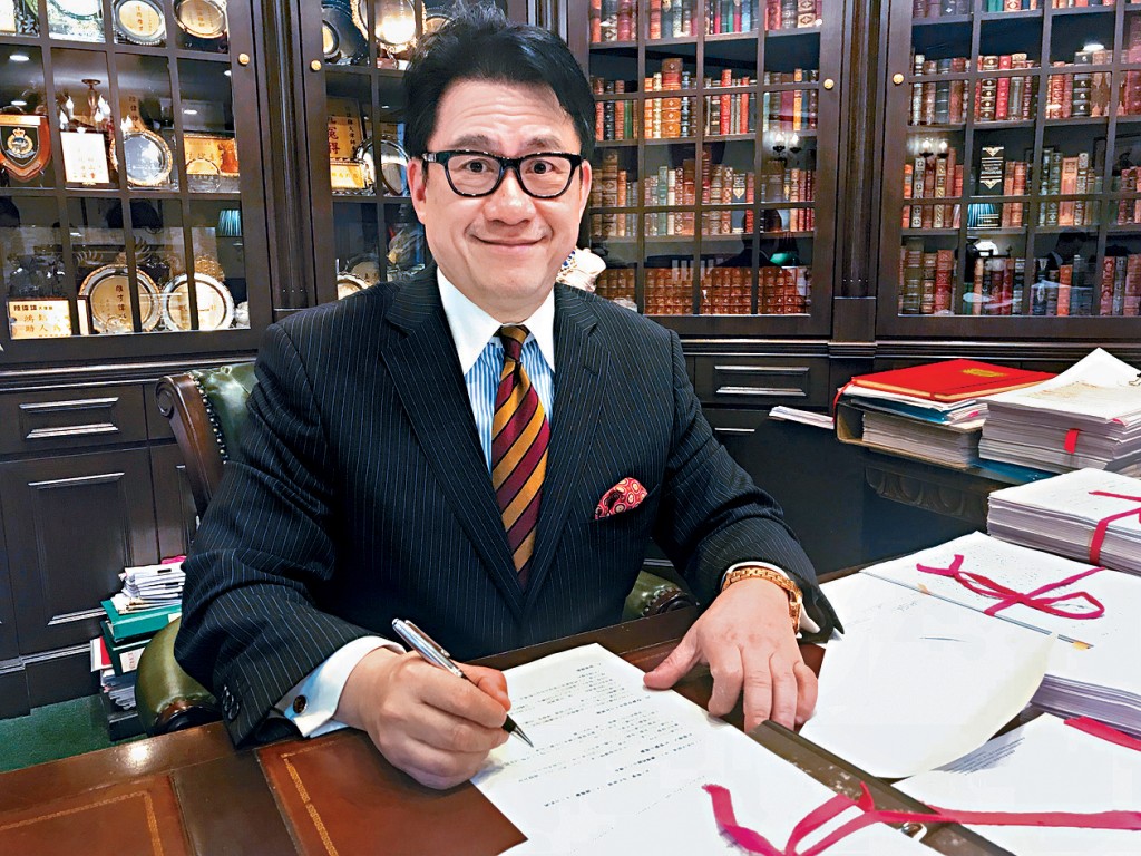 执业大律师陆伟雄表示，香港的租约若没有明文规定禁止分租，法律上可视为默许转租。