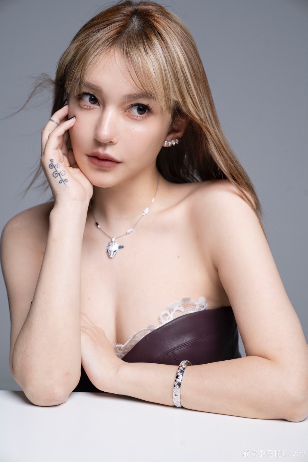 李雨桐泄露舊愛薛之謙的手機、身份證等號碼，遭行拘10日。微博