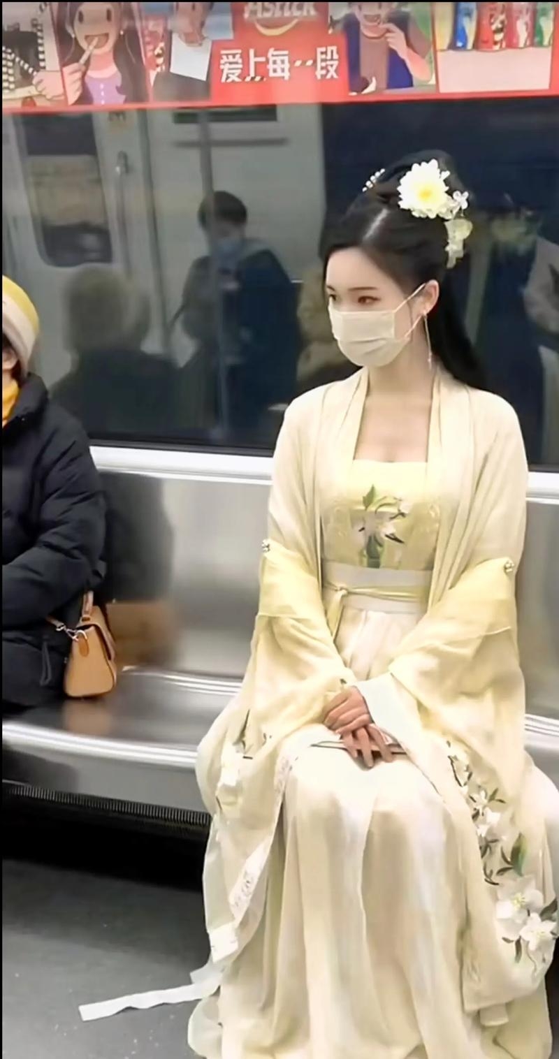 在内地，地铁上穿着汉服的女子。 网图