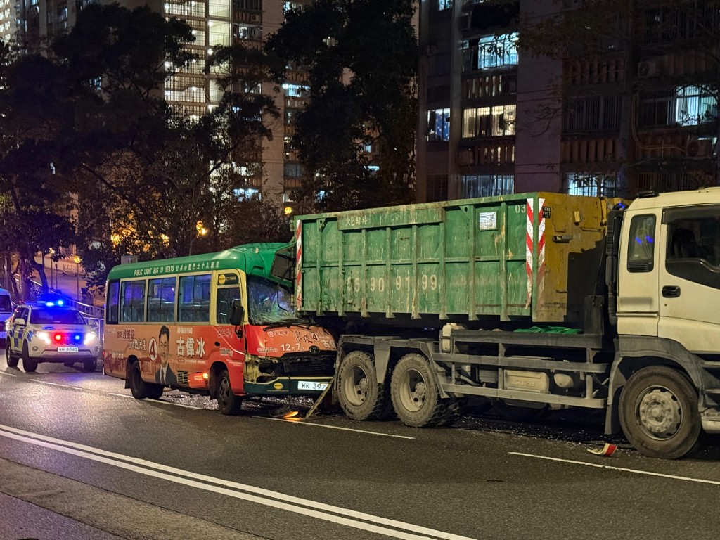 小巴半邊車頭幾乎陷入貨車車尾。