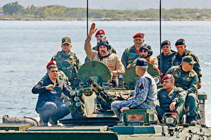 马杜罗与妻子周日乘两栖坦克视察军演。