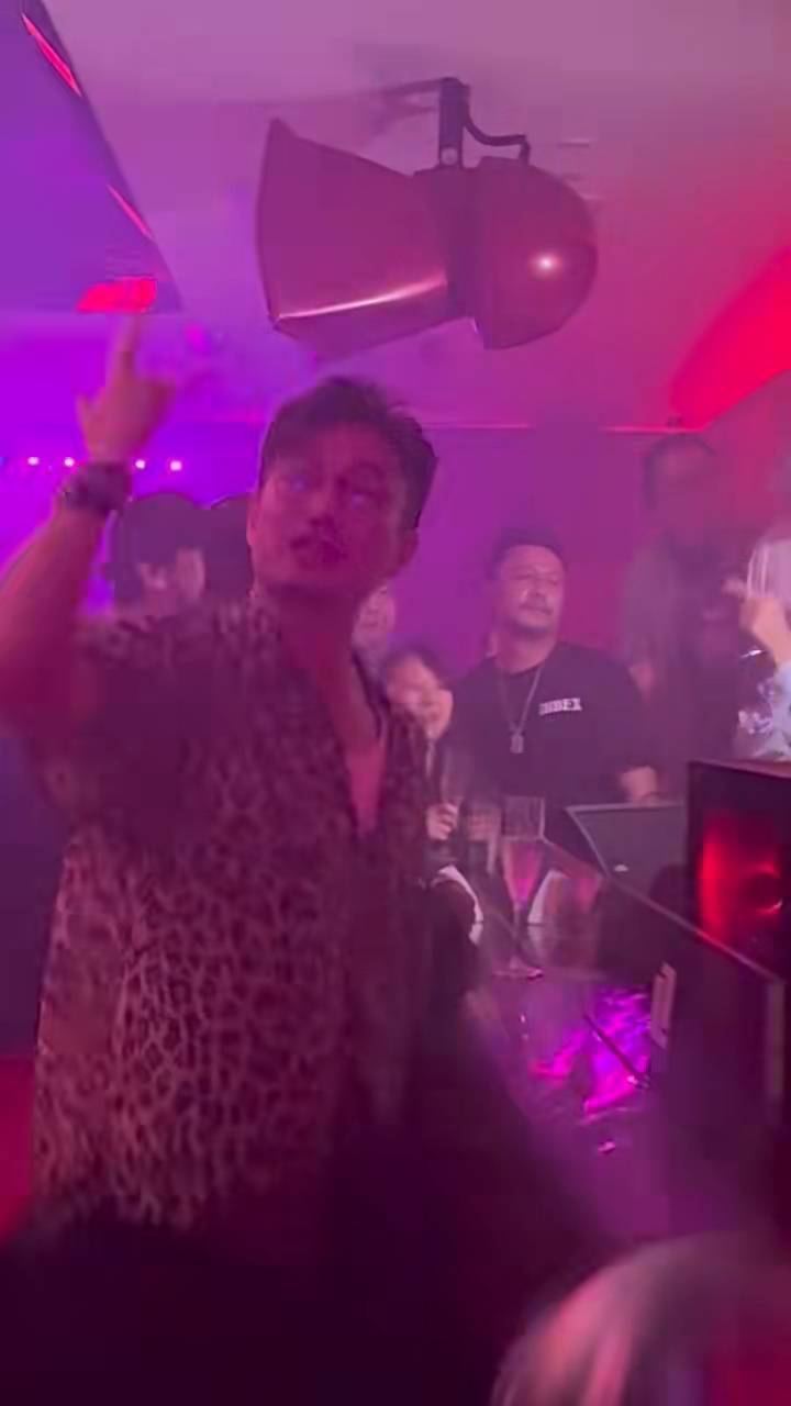 陈山聪摆出Rock友手势。