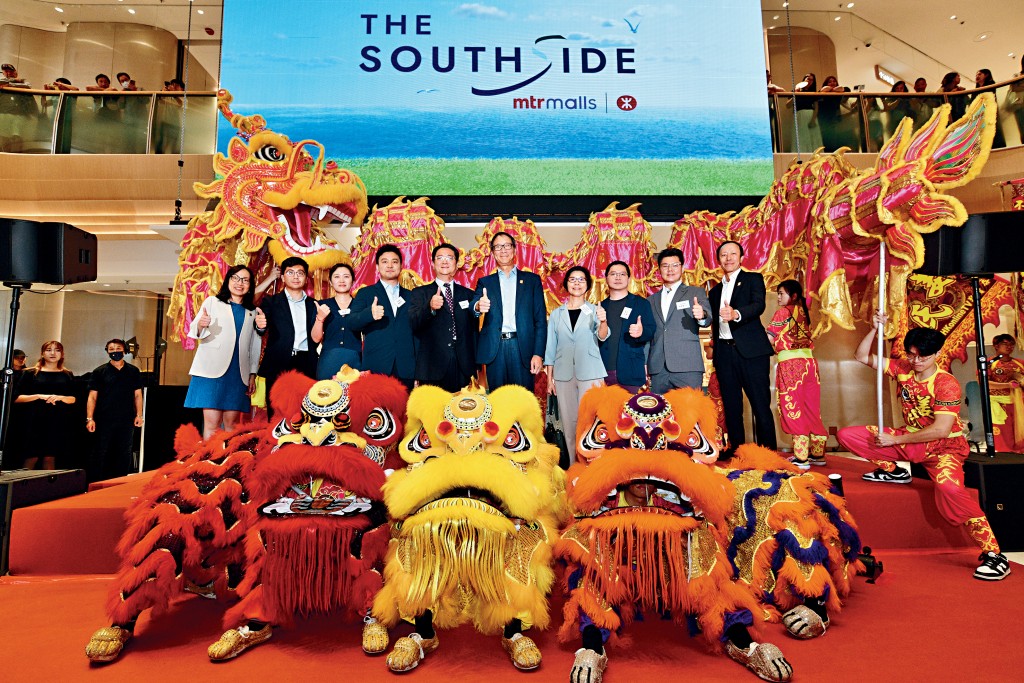 港鐵公司物業及國際業務總監鄧智輝先生（右五）與南區民政事務專員鄭港涌先生（左五）及一眾南區區議員於THE  SOUTHSIDE 全面試業慶祝儀式上合照，期待港鐵與南區有更密切聯繫及合作。