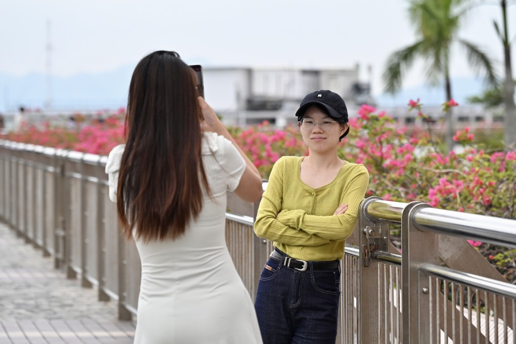 冷鋒於明晚殺到,氣溫將在一夜間跌12度。 冷鋒於明晚殺到,氣溫將在一夜間跌12度。