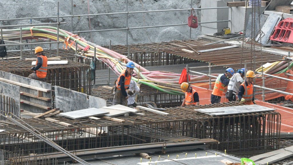 調查指建造業錄得最樂觀的就業展望指數61%。資料圖片