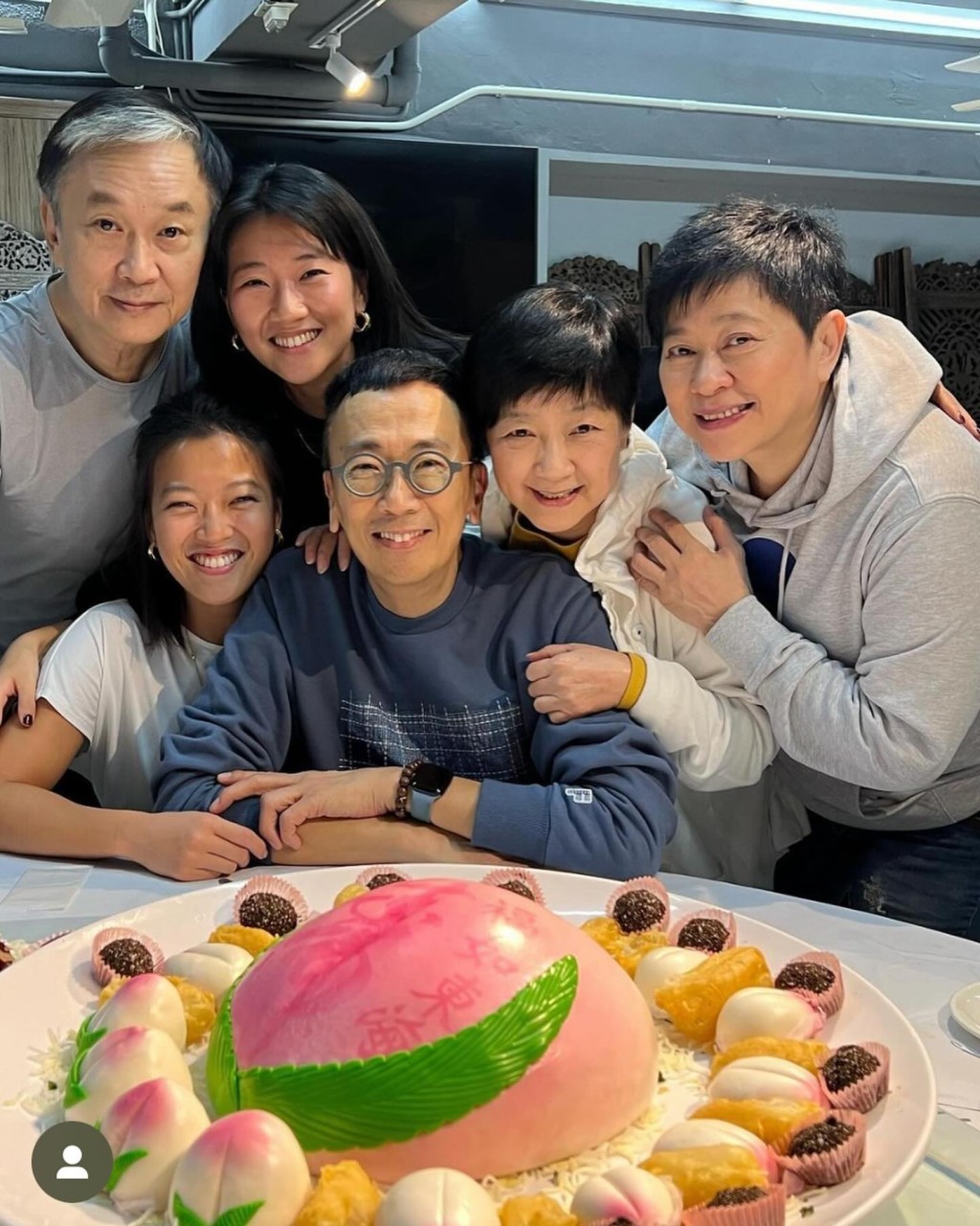今日（28日）郑丹瑞在社交平台贴上多张与家人庆祝的相片。