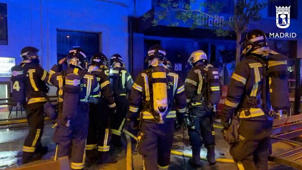 馬德里意式餐廳Burro Canaglia Bar&Resto火焰料理引發大火，大批消防員到場滅火。 路透社