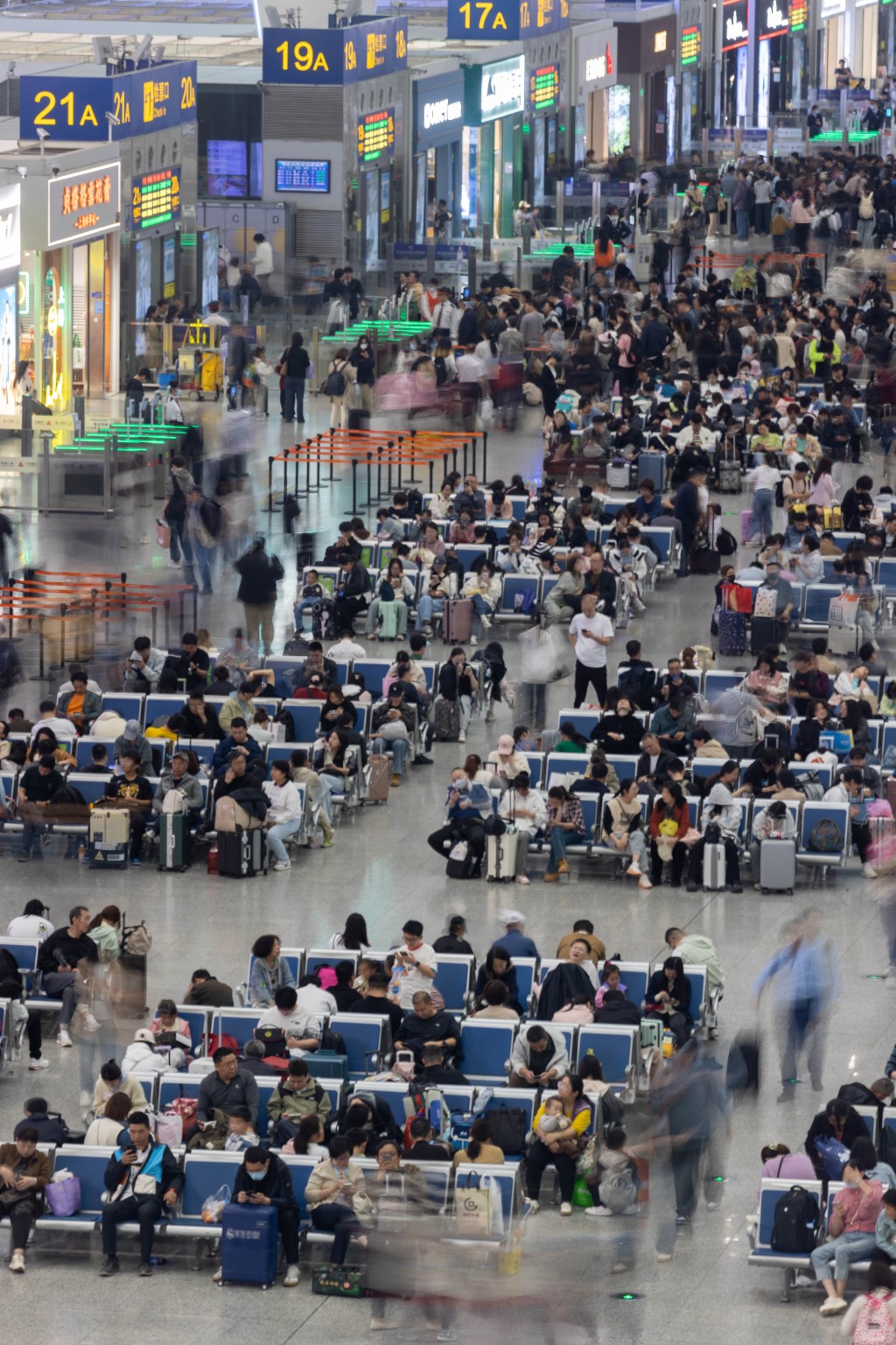 五一假期最後一天，上海虹橋火車站候車室擠滿返程旅客。 新華社