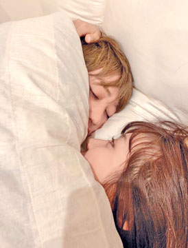 桥本凉被女歌迷爆出床照，昨日已承认是其本人，并宣布停工。