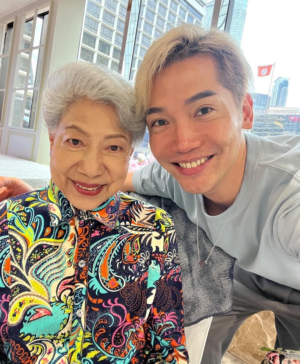 89歲的羅蘭，精神飽滿，她與黃建東合照時，露出慈祥的笑容。