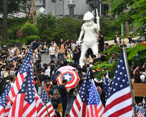 有「香港自治行動」成員指，攜美國旗遊行旨在引起國際關注。
