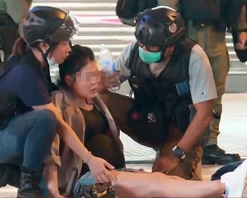 8月31日一名孕婦倒地並稱是被警員推跌。 資料圖片