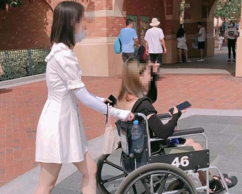 健全的年輕女孩怕攰租輪椅遊迪士尼， 引發熱議。