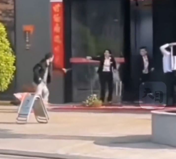  小兰的同事合力阻止韦东传继续伤害小兰。