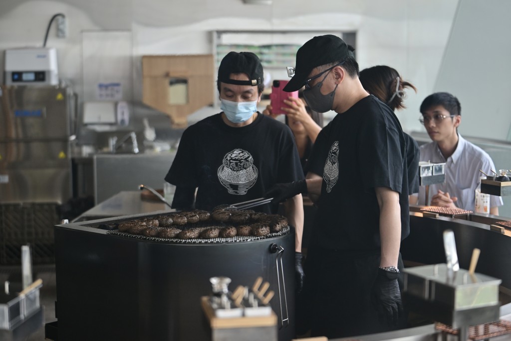 山本升平称在港开业最大的困难是要将整个日本「挽肉と米」体验带到香港。陈极彰摄