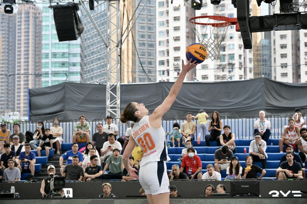  FIBA 3x3 籃球巴黎奥運資格賽，荷蘭女子隊是奪冠大熱門，30號迪辛是得分主力。 蘇正謙攝