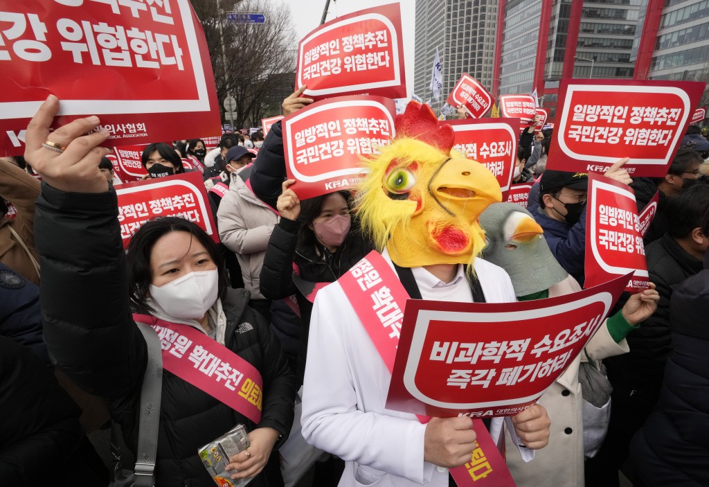 有罢工医生戴上鸡面具出席集会。美联社