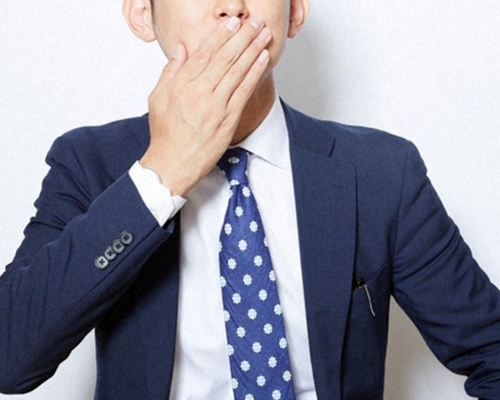 男同事長期有口臭問題,令打工仔難以忍受甚至病倒。網圖