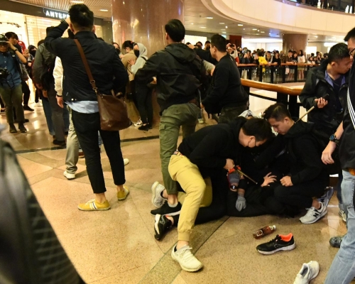 平安夜有示威者在海港城內爆發衝突。資料圖片