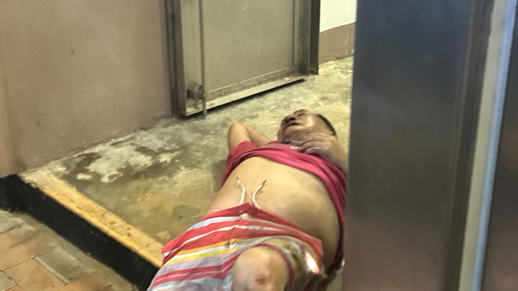 一名男子逃生期間不支倒地。蔡楚輝攝 一名男子逃生期間不支倒地。蔡楚輝攝