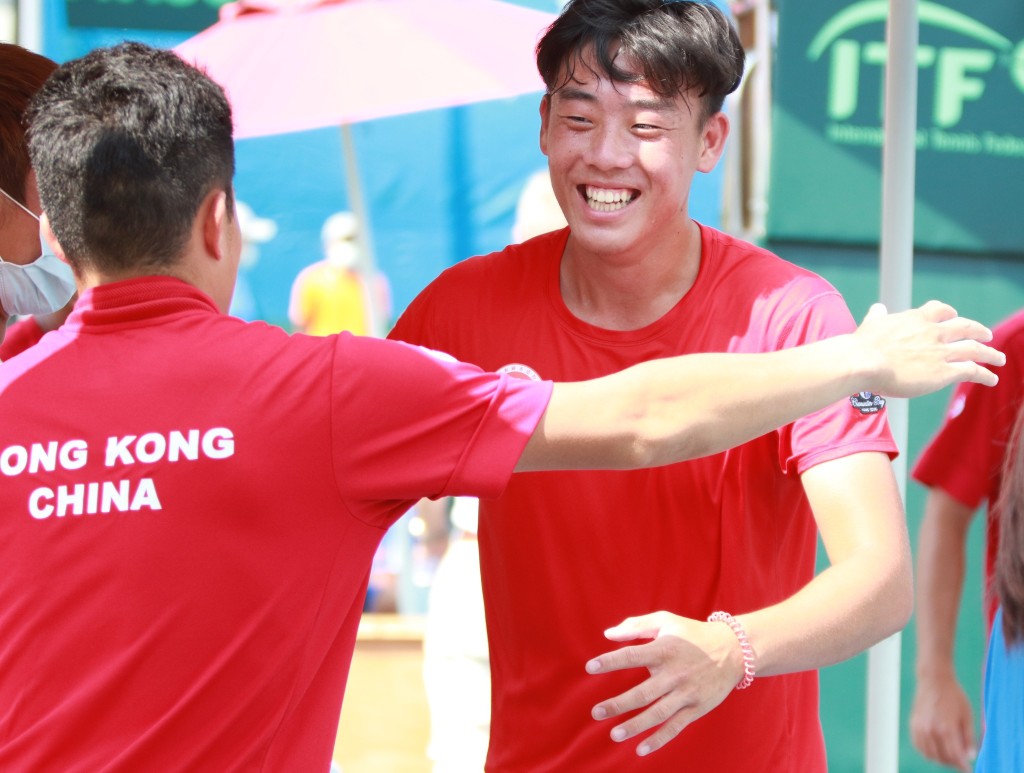 黃澤林（右）首日反勝莊吉生後與隊友擁抱。四維體育推廣教育基金會圖片