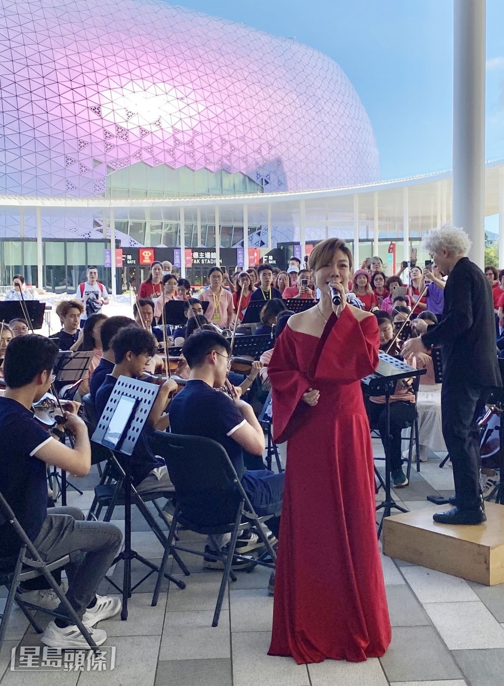 龍婷早前出席啟德「慶回歸快閃交響音樂會」，在青少年交響樂樂手伴奏下，演唱《空港》和《海闊天空》。