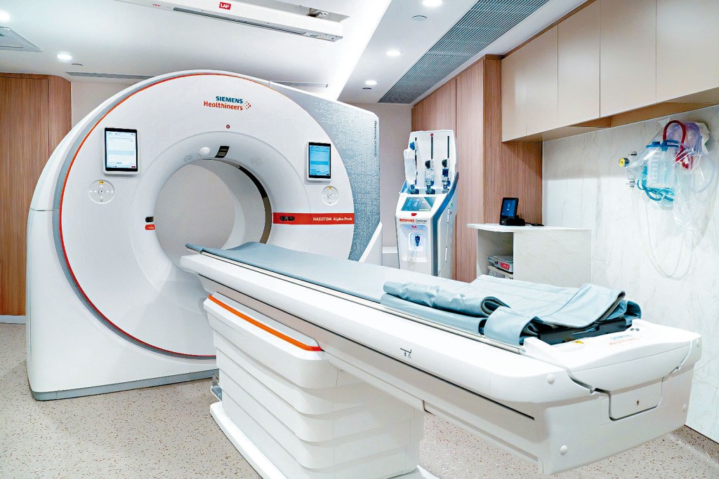 养和率先引入亚洲首两部光子计算电脑扫描模拟定位系统，能显著提升对比度及空间解像度，同时减少高达70%的辐射剂量。系统不仅具备诊断功能，其模拟能力亦能支援高度精准的肿瘤放射治疗计划，让质子治疗发挥最大疗效。