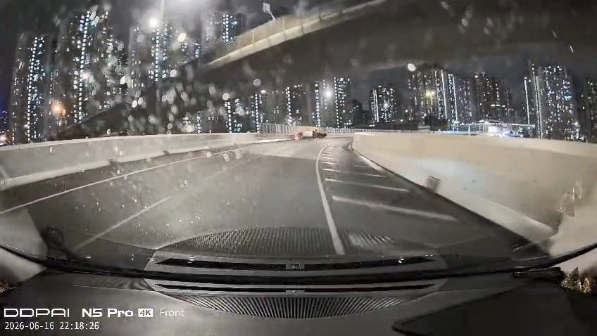 的士收掣不及撞向石壆,之後再全車凌空翻滾至少6個圈。網上片段截圖 的士收掣不及撞向石壆,之後再全車凌空翻滾至少6個圈。網上片段截圖