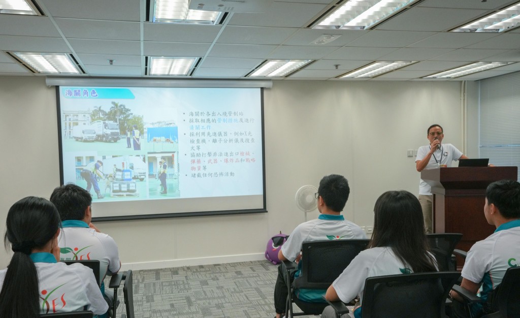 海關助理關長黃浩然安排Customs YES會員參觀全港首個以反恐為主題的安全社區體驗館。海關FB圖片